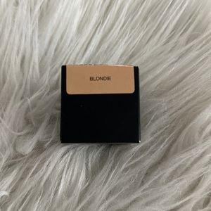 Huda Beauty Baby Bake powder in Blondie